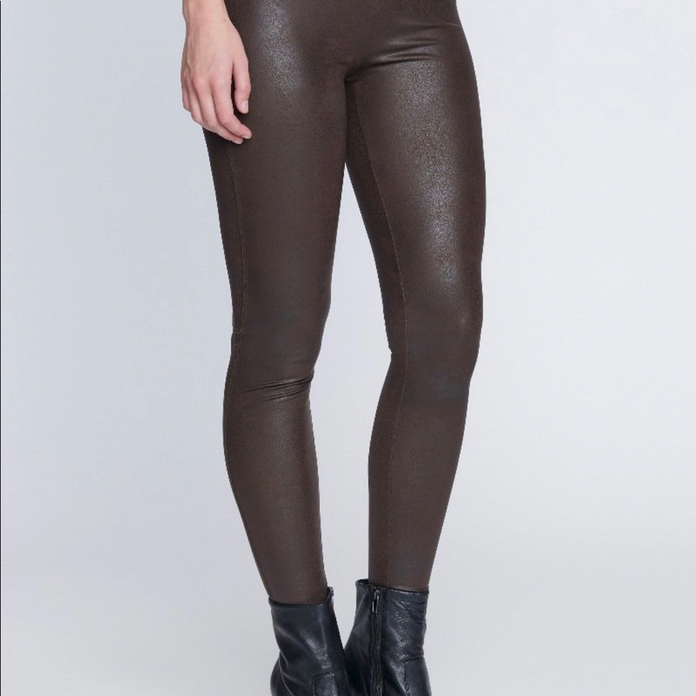ULTRA HIGH RISE SCULPTING LEGGING - Picture 2 of 6